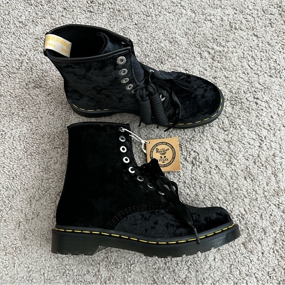 Dr. Martens Airwair Vegan 1460 Black Crushed Velvet Boots Womens 6 - Picture 1 of 12